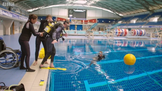 Stephen Storey haciendo submarinismo.