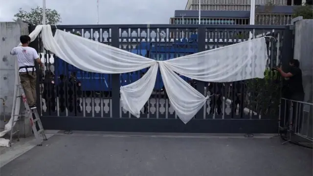 กลุ่มผู้ชุมนุมได้ "ผูกโบว์ขาว" ปิดประตูทางเข้า-ออกของรัฐสภา