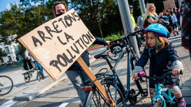 Các nhà hoạt động khí hậu biểu tình ở Brussels, Bỉ, 10/10/2021