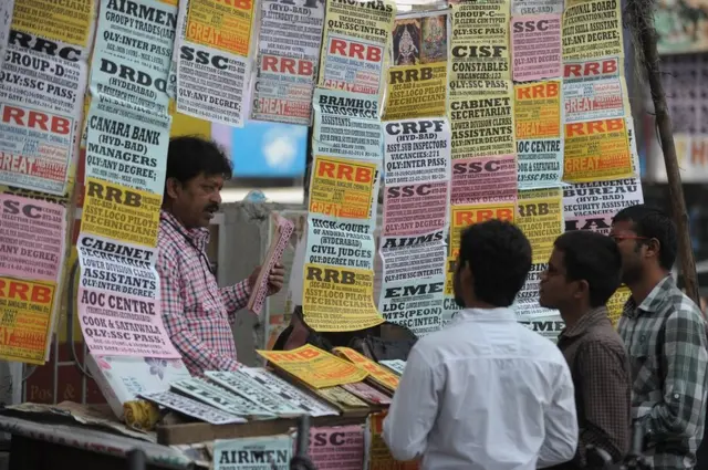 ఓ దుకాణం చుట్టూ ప్రదర్శించిన ఉద్యోగ ప్రకటనలు