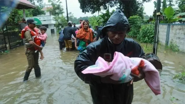 કેરળમાં બચાવ કાર્ય કરી રહેલા સૈન્યના જવાનો