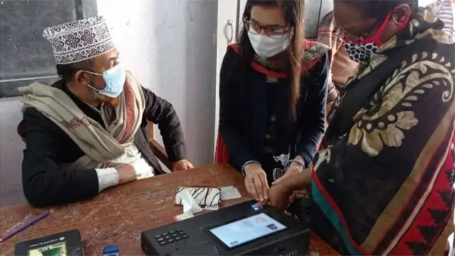 ইলেকট্রনিক ভোটিং মেশিনে ভোট দেয়া নিয়েও অভিযোগ বাড়ছে