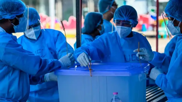 ကိုဗစ်ကူးစက်ရောဂါကာကွယ်ရေးဝတ်စုံတွေဝင်ဆင်ထားတဲ့ရွေးကောက်ပွဲကော်မရှင်အဖွဲ့ဝင်တွေ