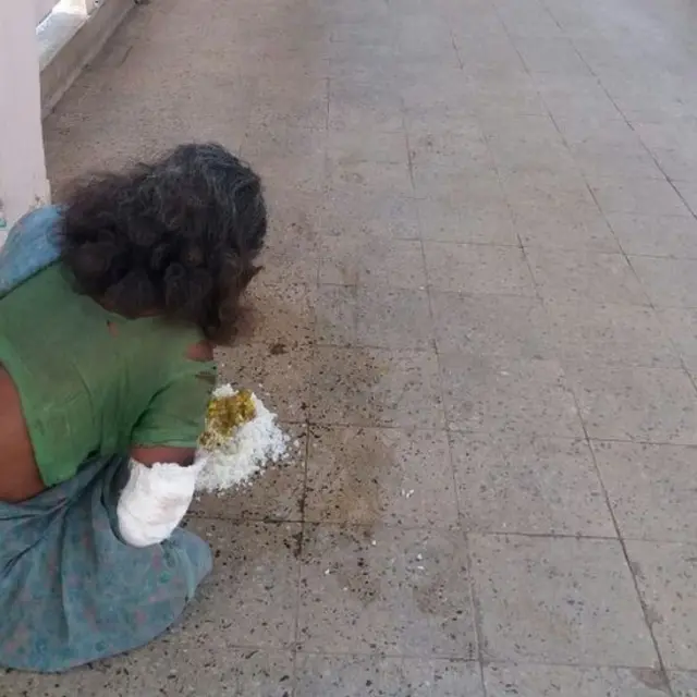 रांची के रिम्स अस्पताल में फ़र्श पर परोसा गया खाना खाती महिला मरीज़.