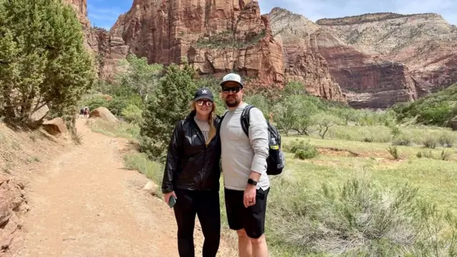 조엘과 예나 영은 홈스쿨링을 하는 세 아들과 함께 일년 중 최대 6개월을 미국 전역을 여행하는 캠핑카에서 보낸다