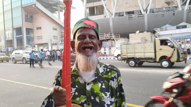 একতারা নিয়ে বাংলাদেশী এক ভক্ত ছুটে গেছেন কলকাতায়।