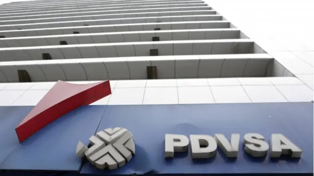 Edificio con el lego de PDVSA.