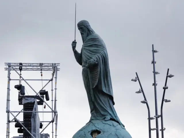 Spomenik je napravljen u Rusiji, pa je u delovima dopremljen u Beograd