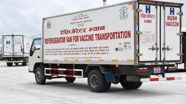 खोप ढुवानी गर्न रेफ्रिजेरेटर भ्यान।