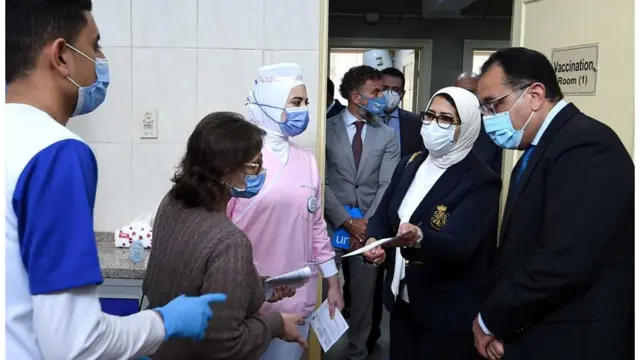 رئيس الوزراء المصري ووزيرة الصحة يتفقدان أحد مراكز التلقيح