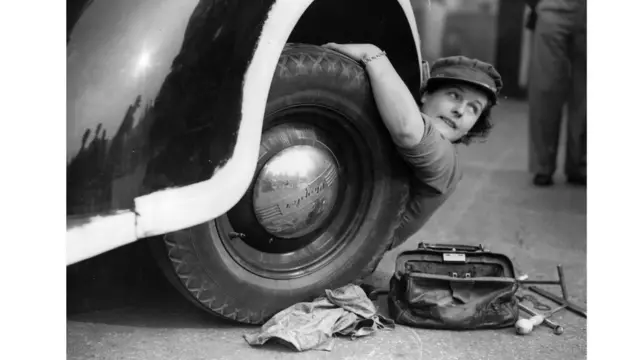 девушка меняет колесо