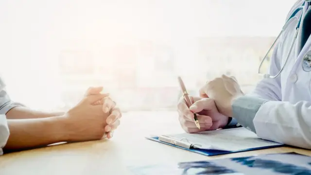 Manos de doctor y paciente