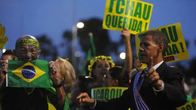 Manifestantes protestam contra Dilma