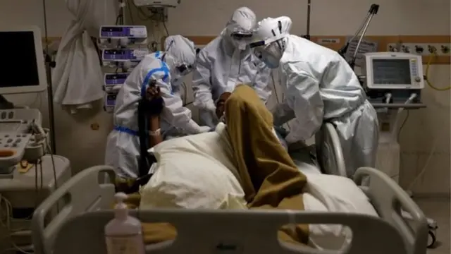 కోవిడ్ రోగులతో ఆసుపత్రులు నిండిపోతున్నాయి