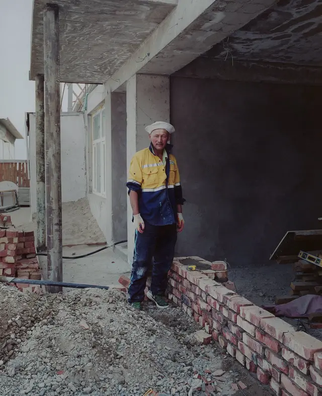 Tikinti meydançasında dayanmış kişi