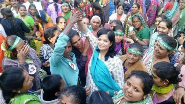 गुजरात के ग्रामीण इलाकों से मनुस्मृति दहन दिवस पर साल 2015 में एकत्र हुईं दलित महिला नेता