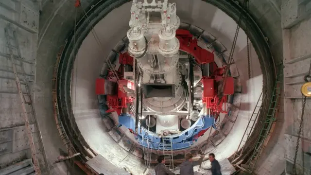 सुरंग का निर्माण कार्य