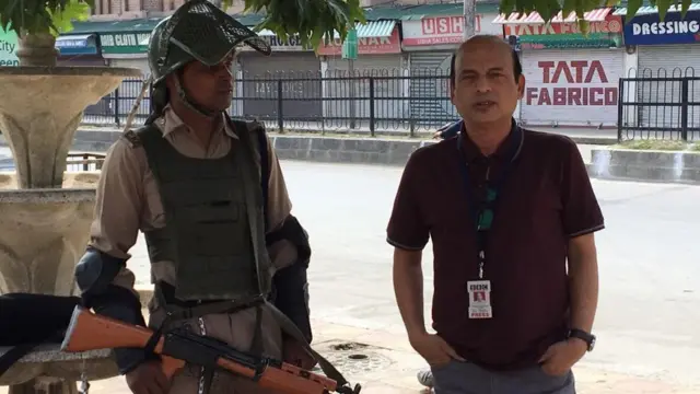 श्रीनगर में तैनात एक सुरक्षाकर्मी के साथ बीबीसी संवाददाता ज़ुबैर अहमद