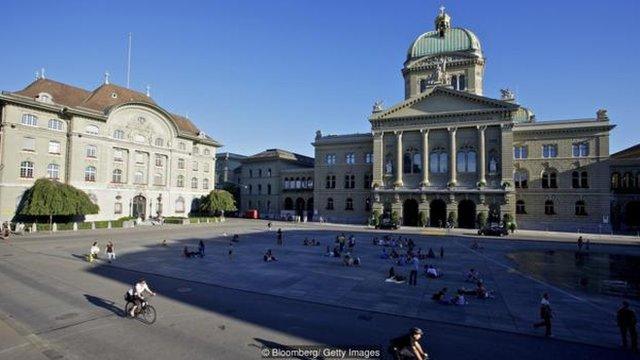 要了解瑞士的国内政治，游客可以前往伯尔尼的国会进行参观