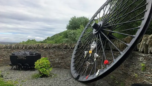 Памятник шахтерам, погибшим в двух авариях на шахте "Камбриан"