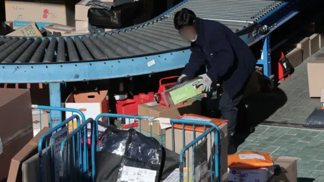 택배 센터에 가득한 택배