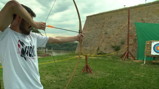 Kalinić se oprobao i sa lukom i strelom na Petrovaradinskoj tvrđavi