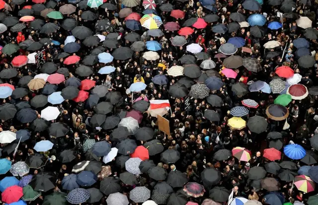 Miles de mujeres protestan en Varsovia contra la iniciativa para prohibir del todo el aborto en Polonia.