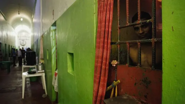 رپوټونه وايي، په یاد زندان کې ۱۴۰۰ کسان بندیان وو، حال دا چې دا زندان یوازې د ۷۴۰ بندیانو لپاره جوړ شوی و.