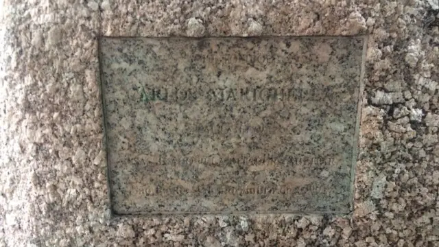 Pedra em homenagem a Marighella