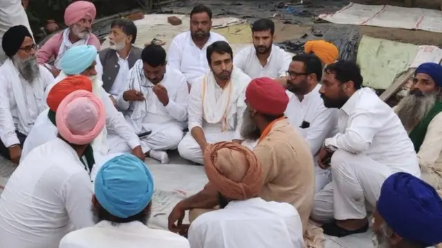 लखीमपुरी खीरी में मारे गए किसान लवप्रीत सिंह के घर पर जयंत चौधरी