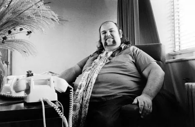 Менеджер Led Zeppelin Питер Грант придерживался жесткой политики в отношении паблисити для группы - никаких фотографий музыкантов на обложках пластинок, никаких синглов и минимум интервью