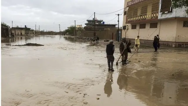 د افغانستان په ۱۰۷ ولسوالیو کې ۳۱۳ کلي د طبیعي پېښو له خطر سره مخ دي.