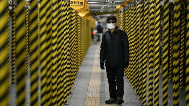 지하철역에 마스크를 낀 채 서 있는 남성