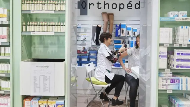 한 여성이 독감 백신을 맞고 있다