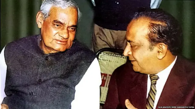 पुस्तक प्रकाशनाच्या वेळी वाजपेयींसह अॅड. एन. एम. घटाटे