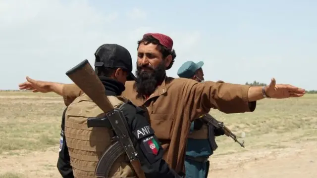 अफ़ग़ानिस्तान के हेलमंड प्रांत में सुरक्षा जांच में तैनात एक अफ़गानी सैनिक