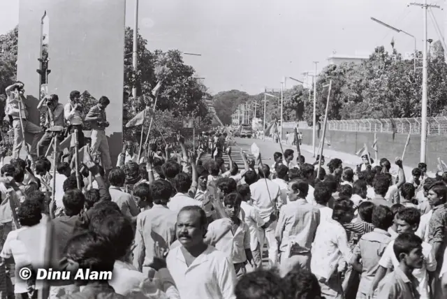 চারপাশ থেকে সচিবালয় অবরোধ করে রেখেছিল বিক্ষোভকারীরা