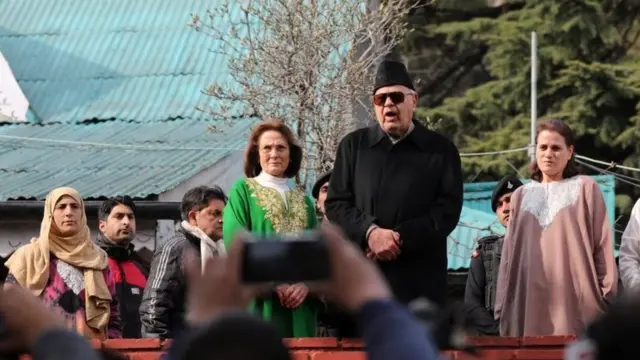 अपने घर की छत पर पत्नी मौली और बेटी सफ़िया के साथ फ़ारूख़ अब्दुल्लाह