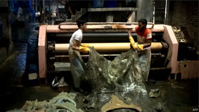 বিশ্ববাজারে মন্দার কারণে বাংলাদেশের চামড়ার দাম কমছে বলে বলছেন ব্যবসায়ীরা