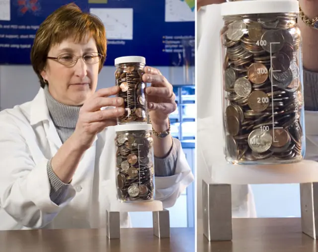 Los aerogeles son extremadamente porosos y de baja densidad, pero se pueden hacer muy fuertes con la nueva tecnología desarrollada en la NASA. Aquí, Mary Ann Meador, del Centro de Investigación Glenn de la NASA, demuestra la fuerza de los nuevos aerogeles.