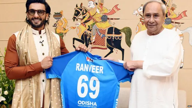 सीएम नवीन पटनायक ने अभिनेता रणवीर सिंह भारतीय टीम की जर्सी तोहफ़े में दी