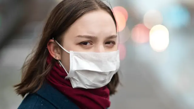 Девушка в маске