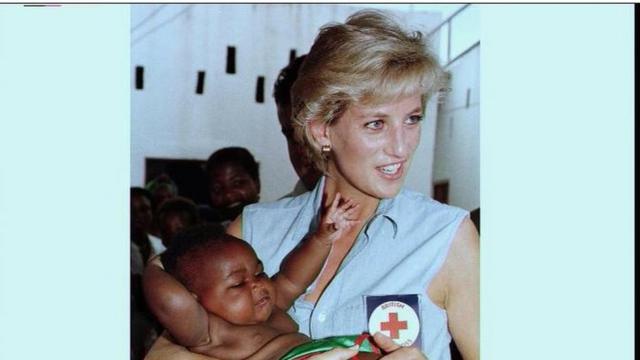 Princesa Diana segura bebê em viagem a Angola