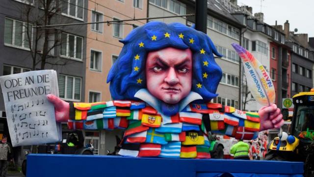 Una figura representativa de Beethoven, con el pelo decorado como la bandera de la Unión Europea
