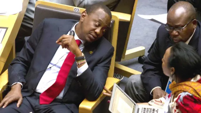 Prezida Uhuru Kenyatta ari kumwe na Prof Githu Muigai