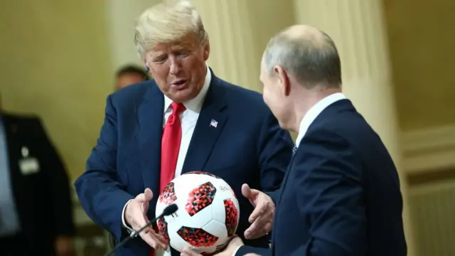 Trump Putin'i Dünya Kupası'na ev sahipliği yapmadaki başarısı için tebrik etti, Putin ise 'Top artık sizde' sözleriyle Trump'a futbol topu hediye etti
