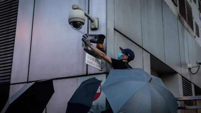 游行结束后数名示威者到西环中联办附近，向中联办牌匾扔鸡蛋，涂污国徽