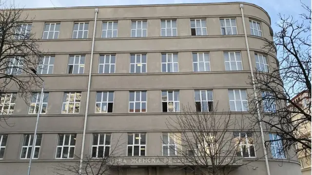 Prva ženska realna gimnazija bila je smeštena u zgradi današnje Pete beogradske gimnazije. Dok je u njoj predavala Maga Magazinović, živel je prekoputa sa ćerkom