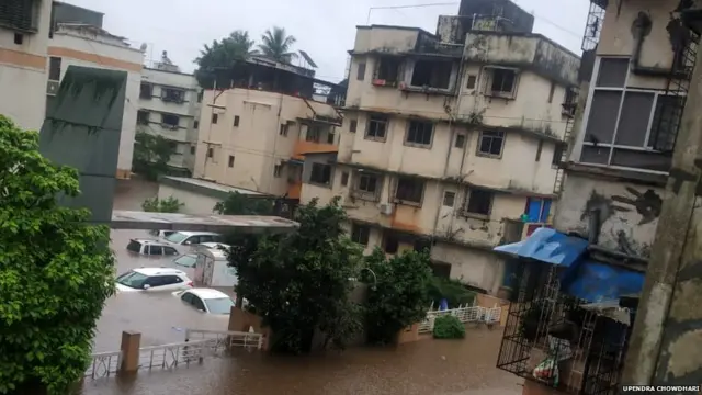 एकट्या बदलापूरात 50 कोटी नागरी मालत्तेचं आणि 40 कोटी खाजगी असं एकूण 90 कोटींचं नुकसान पूरामुळे नुकसान झालं.