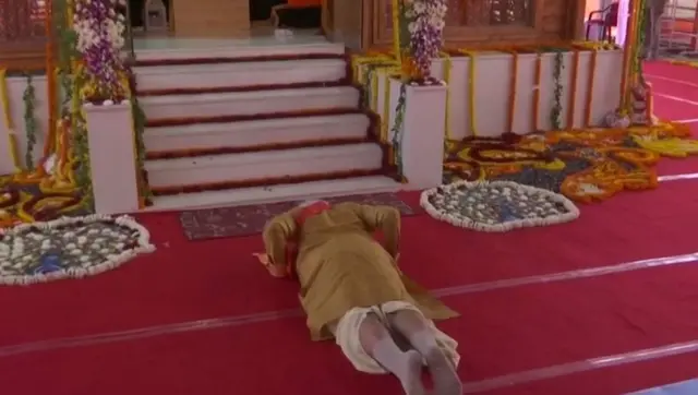 குழந்தை ராமர் சிலை முன்பு விழுந்து வணங்கும் பிரதமர் நரேந்திர மோதி.